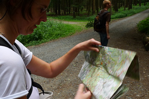 Karte lesen auf dem Weg zum Fuchstanz im Taunus. Juli 2010.
