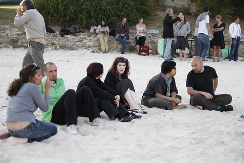 Chatting and eating at the Brignogan beach