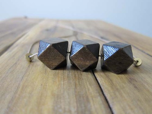 GEOMETRIC WOODEN BEADED NECKLACE