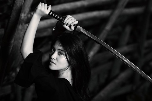 フリー写真素材|人物|女性|アジア女性|剣・刀|モノクロ写真|インドネシア人|