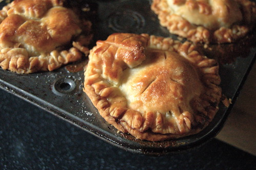 APPLE CUP PIES