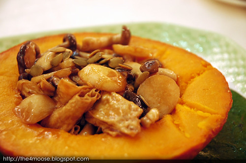 Tsui Hang Village Restaurant 翠亨邨 - Stewed Fungus with Bean Curd Sheet in Pumpkin