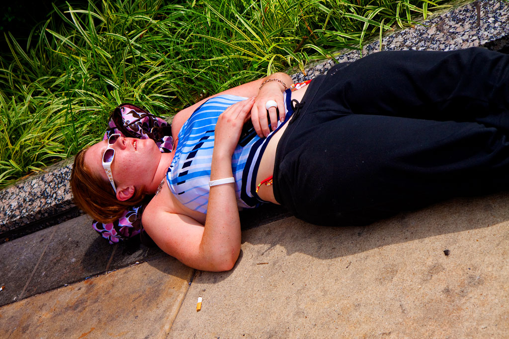 Young-woman-in-sun-glasses,-lying-on-ground--Atlantic-City