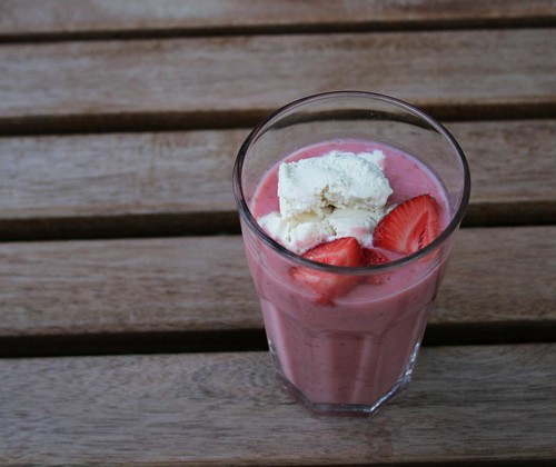 strawberry shake with vanilla icecream