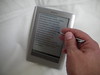 Sony Reader Touch e-kirjojen lukulaitetta voi käyttää sormen sijasta kynällä