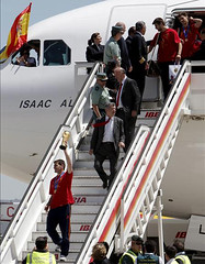 Los jugadores de la selección española  tras aterrizar el avión