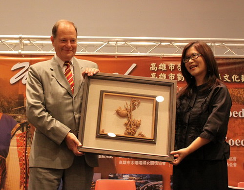 管碧玲委員贈送胡大使一幅在地雕刻家葉經義老師的作品，台灣特有種「冠羽畫眉」，象徵胡大使是最會為台灣唱歌的新台灣人。