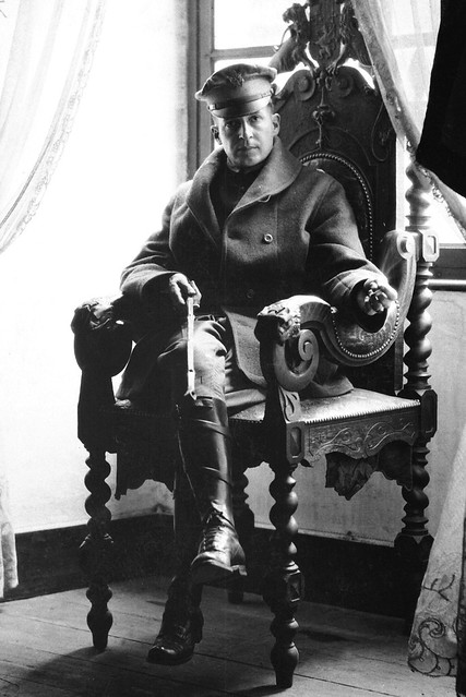 Douglas_MacArthur%2C_Army_photo_portrait_seated%2C_France_1918