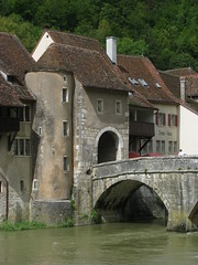 Stadttor Porte Saint-Jean von St. Ursanne mit Brücke und Doubs , Kanton Jura , Schweiz