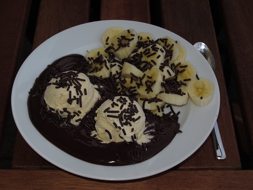Vanilleeis mit Bananen und Schokoladensoße | Gourmandise