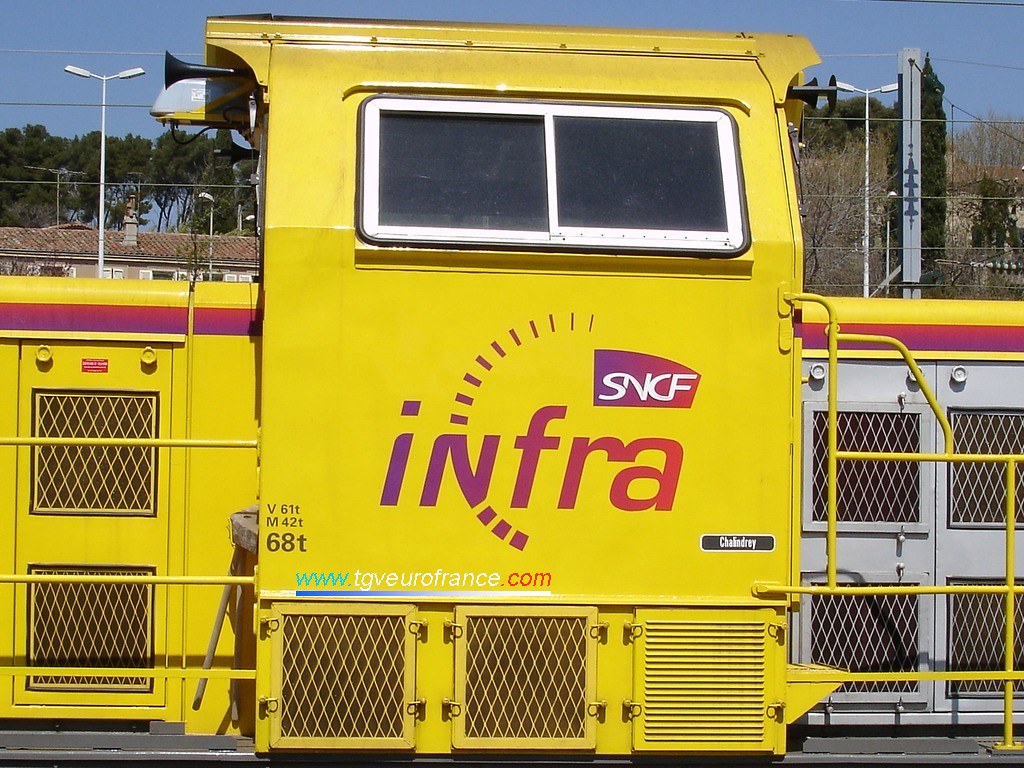 Vue détaillée du logo de l'activité Infra de la SNCF