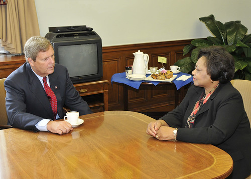 El Secretario de Agricultura Tom Vilsack se reune con Shirley Sherrod en su oficina en el Departamento de Agricultura de los Estados Unidos en Washington, D.C. el martes, 24 de agosto de 2010.  Foto del USDA por Bob Nichols