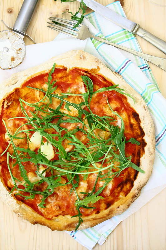 Pizza with prawn and rucola