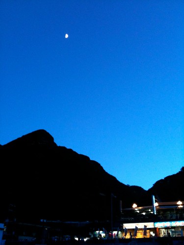 漸層藍與月亮