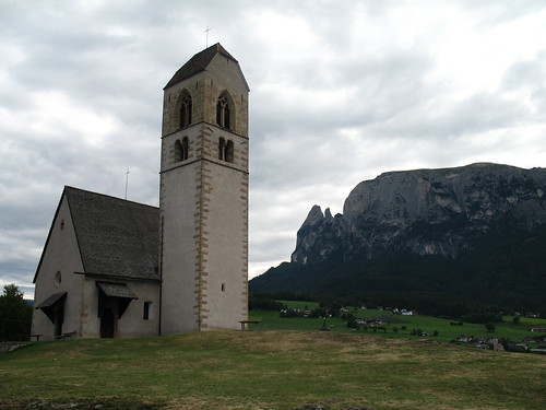 Das Kirchlein St. Peter am Bühl oberhalb von Völs