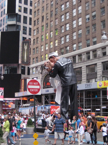times square kissing photo. Times Square Kiss Statue 1426