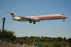 American Airlines MD-80 Landing KLGA