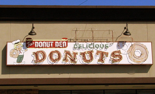 Fox's Donut Den neon sign