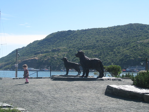 Statues of a Newfoundland and a Labrador