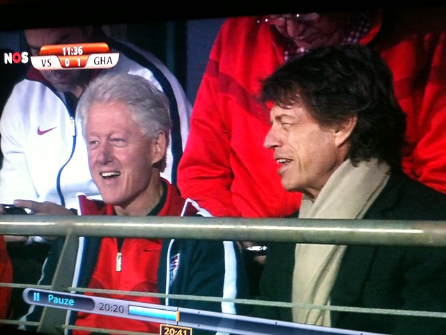 Mick Jagger sentado junto a Bill Clinton en un estadio del Mundial de Sudáfrica