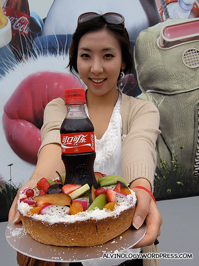 The Korean bloggers even brought a birthday cake for Coca-Cola! 