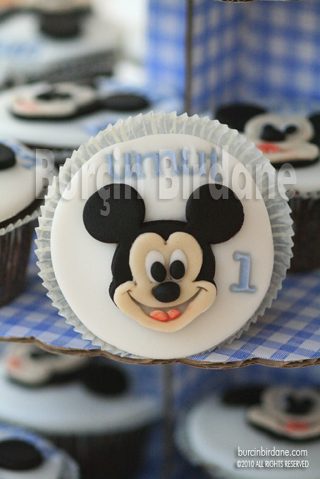 Mickey Cupcake 1
