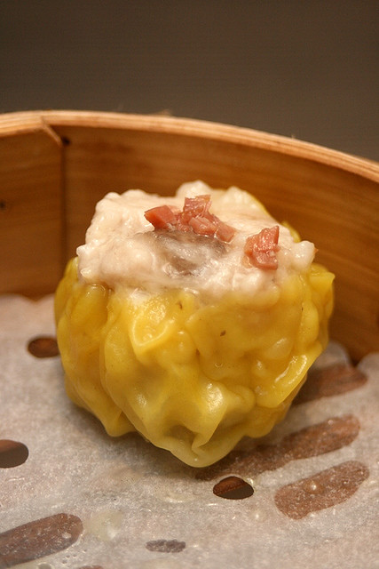 Steamed pork dumpling (siew mai) topped with minced Yunnan ham - 4pcs for HK$40
