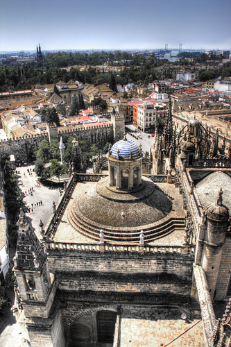 Cathedral lantem and Seville view. Linterna de la catedral y vista de Sevilla.