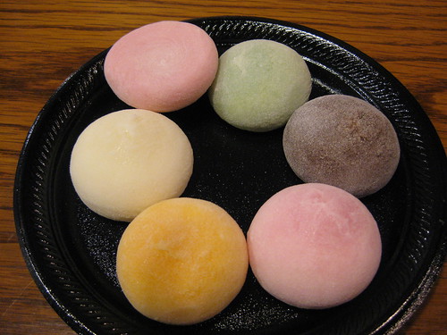 We tried (clockwise) green tea, chocolate peanut butter, guava, passionfruit, lychee, and sakura flavors.