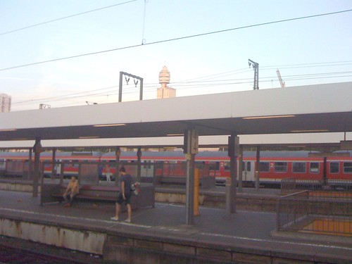 Bahnhof Frankfurt Süd mit Henninger-Turm