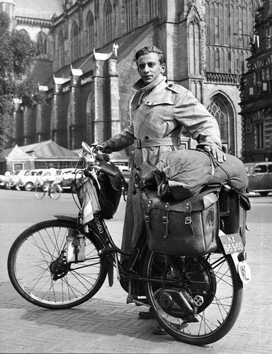 Wereldreiziger vóór vertrek / Globe-trotter Willink with his  overloaded moped by Nationaal Archief.
