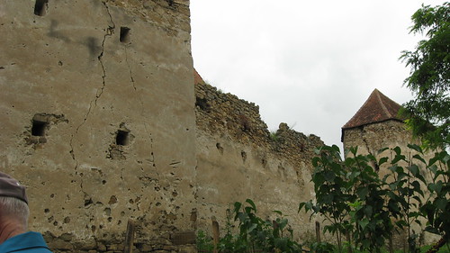 fortified walls around Arkos church