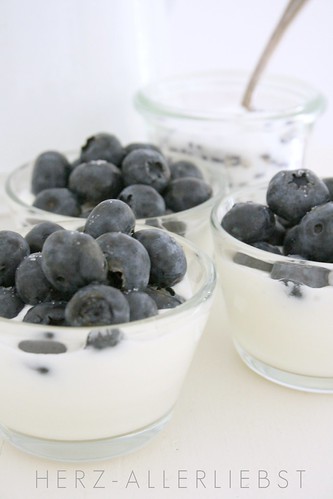 Joghurt mit Heidelbeeren und Lavendelzucker
