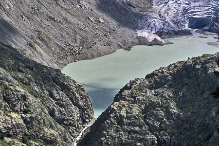 特里弗特冰川融冰形成的湖〈攝於2006年〉