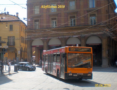 Bologna autobus Iveco480 TurboCity n° 5223 in via U.Bassi - linea 20 ..con video! :-)