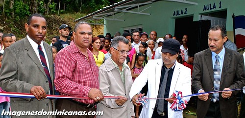 Zacarias Ferreiras inaugura escuela en Moca