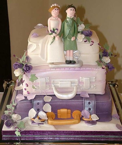 Lilac_Suitcase_Wedding_Cake