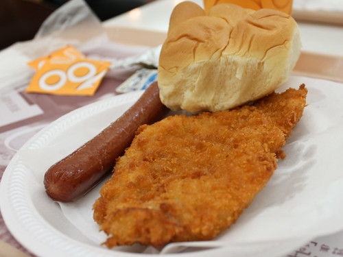 Fried chicken, a hot dog, and a roll (大家樂)