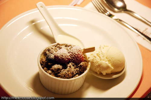 Royal Pacific Hotel and Towers - Warm Apple Crumble with Sultanas and Haagen Diaz Ice Cream