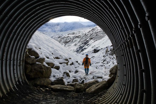 格林德瓦冰川融冰的疏洪隧道。圖片來源：dailylife
