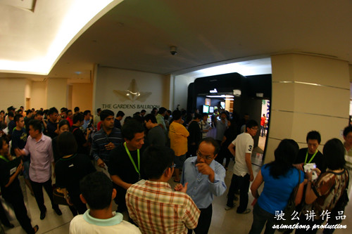 Crazy crowd at The Gardens for the Maxis iPhone 4 Launch