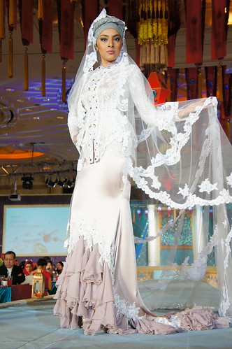Islamic fashion festival 2010 - Jovan Mandagie (20)
