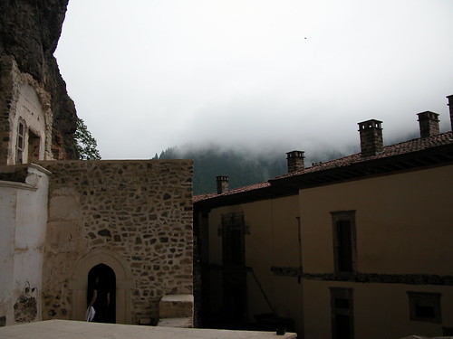 DSCN0327 Monastère de Sümela, vue vers bâtiments côté vide