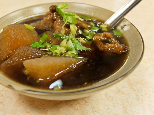 排骨湯 (pork chop soup)