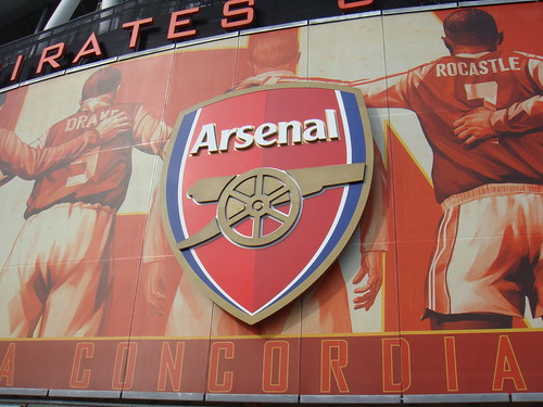 Escudo del Arsenal F.C. en el medio de un poster