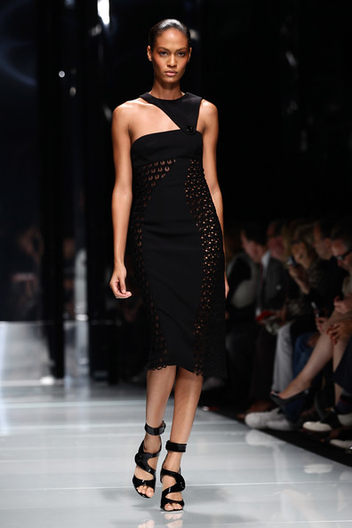Versace+Milan+Fashion+Week+Womenswear+2011+Is4noXf8fBfl