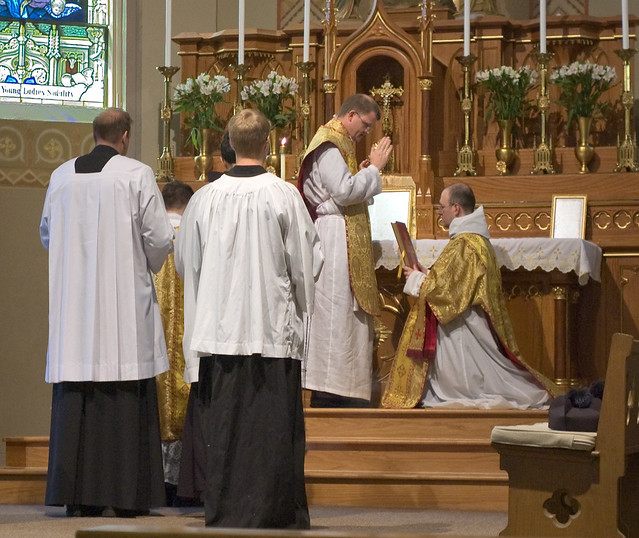 Father David Kemna, FSSP, at Saint Francis of Assisi Catholic Church, in Portage des Sioux, Missouri, USA - blessing before the Gospel