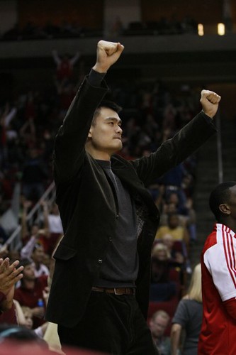 November 28th, 2010 - Yao helps cheer his team on to victory against the Oklahoma City Thunder