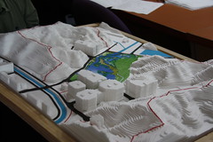 生技開發案立體模型。水文走向由西至東流入基隆河(照片中模型下方)。