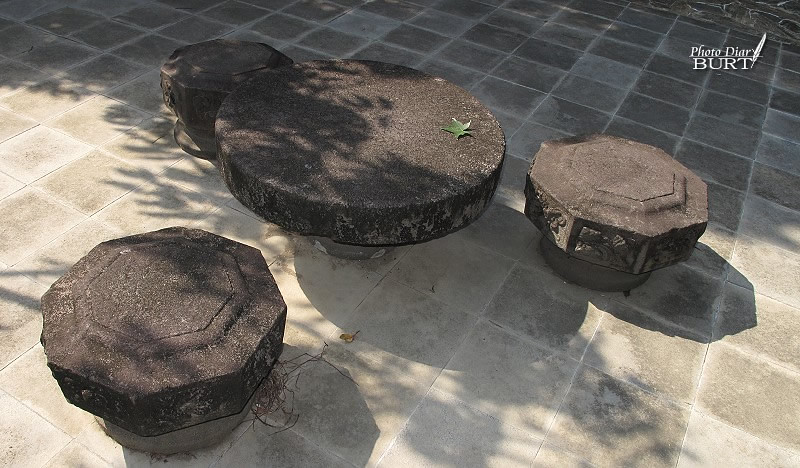 劍潭寺舊石礎做的桌椅